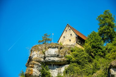 Güzel Franconian İsviçre 'de yaz yürüyüşünün başlarında Pottenstein' den Gssweinstein 'e - Yukarı Franconia - Bavyera - Almanya 