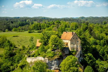 Güzel Franconian İsviçre 'de yaz yürüyüşünün başlarında Pottenstein' den Gssweinstein 'e - Yukarı Franconia - Bavyera - Almanya 