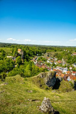 Güzel Franconian İsviçre 'de yaz yürüyüşünün başlarında Pottenstein' den Gssweinstein 'e - Yukarı Franconia - Bavyera - Almanya 