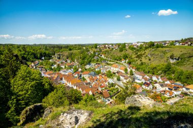 Güzel Franconian İsviçre 'de yaz yürüyüşünün başlarında Pottenstein' den Gssweinstein 'e - Yukarı Franconia - Bavyera - Almanya 