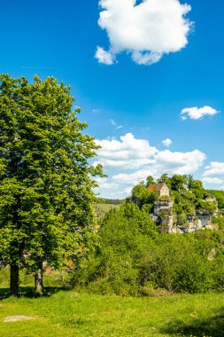 Güzel Franconian İsviçre 'de yaz yürüyüşünün başlarında Pottenstein' den Gssweinstein 'e - Yukarı Franconia - Bavyera - Almanya 