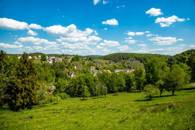 Güzel Franconian İsviçre 'de yaz yürüyüşünün başlarında Pottenstein' den Gssweinstein 'e - Yukarı Franconia - Bavyera - Almanya 