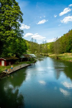 Güzel Franconian İsviçre 'de yaz yürüyüşünün başlarında Pottenstein' den Gssweinstein 'e - Yukarı Franconia - Bavyera - Almanya 