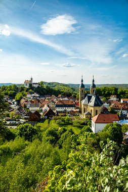 Güzel Franconian İsviçre 'de yaz yürüyüşünün başlarında Pottenstein' den Gssweinstein 'e - Yukarı Franconia - Bavyera - Almanya 