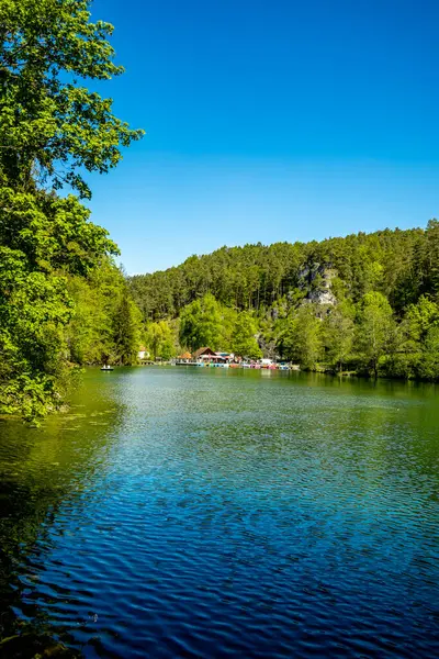 Güzel Franconian İsviçre 'de yaz yürüyüşünün başlarında Pottenstein' den Gssweinstein 'e - Yukarı Franconia - Bavyera - Almanya 