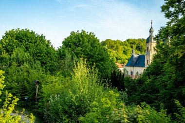 Güzel Franconian İsviçre 'de yaz yürüyüşünün başlarında Pottenstein' den Gssweinstein 'e - Yukarı Franconia - Bavyera - Almanya 