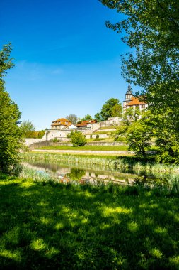 Thüringen Ormanı 'nın güneybatı yamacındaki Schmalkalden kasabasında yaz yürüyüşü