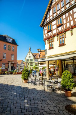 Thüringen Ormanı 'nın güneybatı yamacındaki Schmalkalden kasabasında yaz yürüyüşü