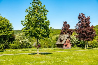 Thüringen Ormanı 'nın güneybatı yamacındaki Schmalkalden kasabasında yaz yürüyüşü