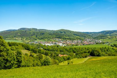 Thüringen Ormanı 'nın güneybatı yamacındaki Schmalkalden kasabasında yaz yürüyüşü