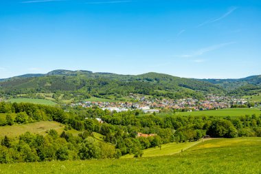 Thüringen Ormanı 'nın güneybatı yamacındaki Schmalkalden kasabasında yaz yürüyüşü