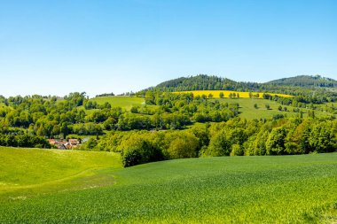Thüringen Ormanı 'nın güneybatı yamacındaki Schmalkalden kasabasında yaz yürüyüşü