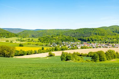 Thüringen Ormanı 'nın güneybatı yamacındaki Schmalkalden kasabasında yaz yürüyüşü