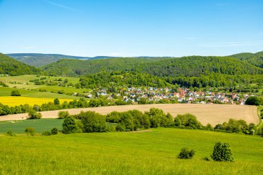Thüringen Ormanı 'nın güneybatı yamacındaki Schmalkalden kasabasında yaz yürüyüşü