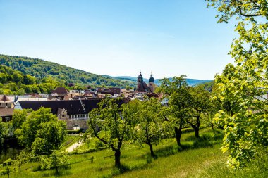 Thüringen Ormanı 'nın güneybatı yamacındaki Schmalkalden kasabasında yaz yürüyüşü