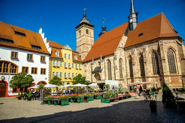 Thüringen Ormanı 'nın güneybatı yamacındaki Schmalkalden kasabasında yaz yürüyüşü