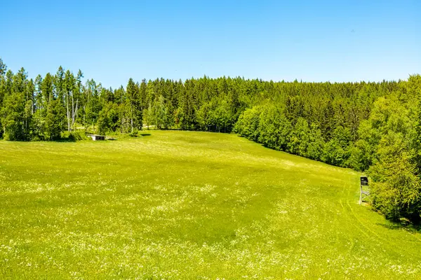 Thüringen Ormanı 'nın güneybatı yamacındaki Schmalkalden kasabasında yaz yürüyüşü
