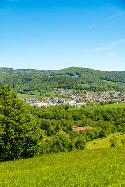 Thüringen Ormanı 'nın güneybatı yamacındaki Schmalkalden kasabasında yaz yürüyüşü