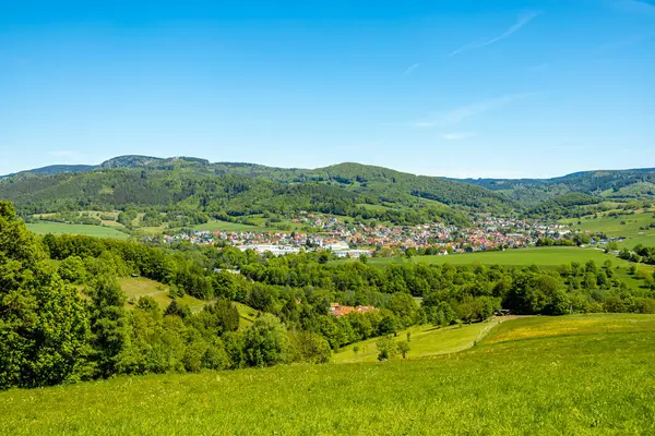 Thüringen Ormanı 'nın güneybatı yamacındaki Schmalkalden kasabasında yaz yürüyüşü