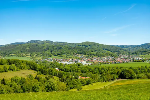Thüringen Ormanı 'nın güneybatı yamacındaki Schmalkalden kasabasında yaz yürüyüşü