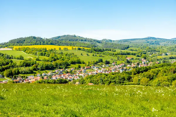 Thüringen Ormanı 'nın güneybatı yamacındaki Schmalkalden kasabasında yaz yürüyüşü
