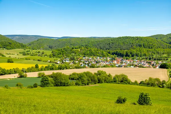 Thüringen Ormanı 'nın güneybatı yamacındaki Schmalkalden kasabasında yaz yürüyüşü