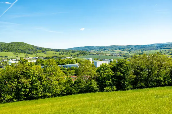 Thüringen Ormanı 'nın güneybatı yamacındaki Schmalkalden kasabasında yaz yürüyüşü