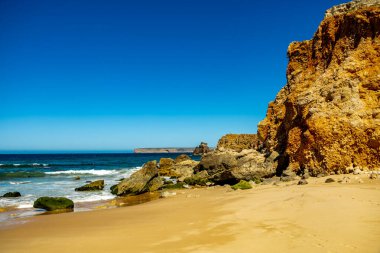 Sagres-Portekiz liman kasabasının kapılarındaki güzel Algarve 'de yaz yürüyüşü.