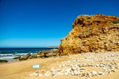 Sagres-Portekiz liman kasabasının kapılarındaki güzel Algarve 'de yaz yürüyüşü.