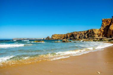 Sagres-Portekiz liman kasabasının kapılarındaki güzel Algarve 'de yaz yürüyüşü.