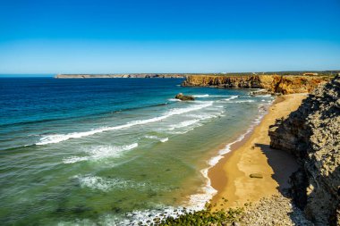 Sagres-Portekiz liman kasabasının kapılarındaki güzel Algarve 'de yaz yürüyüşü.