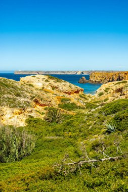 Sagres-Portekiz liman kasabasının kapılarındaki güzel Algarve 'de yaz yürüyüşü.
