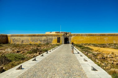 Sagres-Portekiz liman kasabasının kapılarındaki güzel Algarve 'de yaz yürüyüşü.