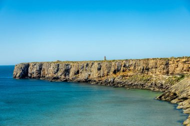 Sagres-Portekiz liman kasabasının kapılarındaki güzel Algarve 'de yaz yürüyüşü.