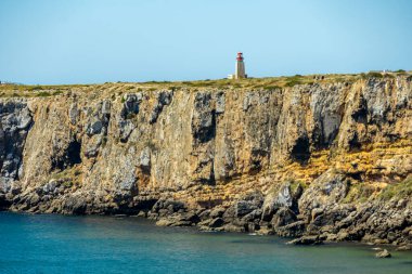 Sagres-Portekiz liman kasabasının kapılarındaki güzel Algarve 'de yaz yürüyüşü.