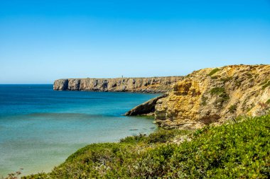 Sagres-Portekiz liman kasabasının kapılarındaki güzel Algarve 'de yaz yürüyüşü.