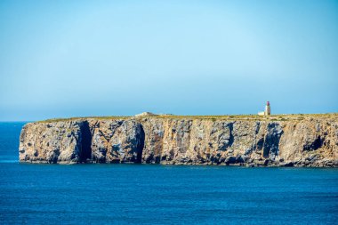 Sagres-Portekiz liman kasabasının kapılarındaki güzel Algarve 'de yaz yürüyüşü.