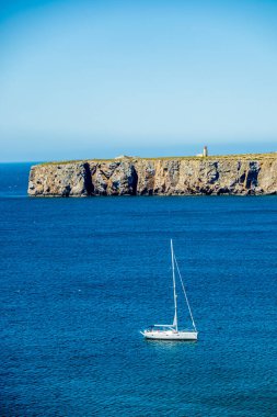 Sagres-Portekiz liman kasabasının kapılarındaki güzel Algarve 'de yaz yürüyüşü.