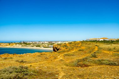 Sagres-Portekiz liman kasabasının kapılarındaki güzel Algarve 'de yaz yürüyüşü.