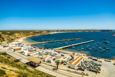 Sagres-Portekiz liman kasabasının kapılarındaki güzel Algarve 'de yaz yürüyüşü.