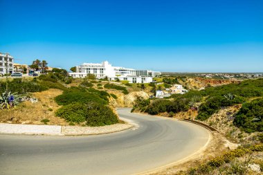 Sagres-Portekiz liman kasabasının kapılarındaki güzel Algarve 'de yaz yürüyüşü.