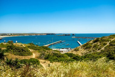 Sagres-Portekiz liman kasabasının kapılarındaki güzel Algarve 'de yaz yürüyüşü.