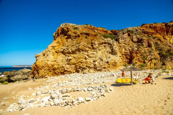 Sagres-Portekiz liman kasabasının kapılarındaki güzel Algarve 'de yaz yürüyüşü.