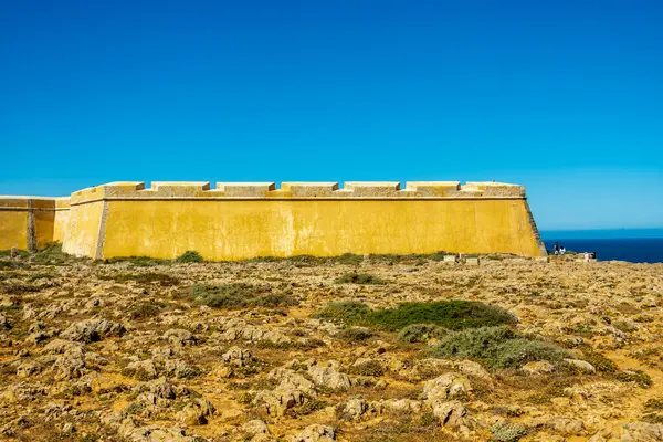 Sagres-Portekiz liman kasabasının kapılarındaki güzel Algarve 'de yaz yürüyüşü.