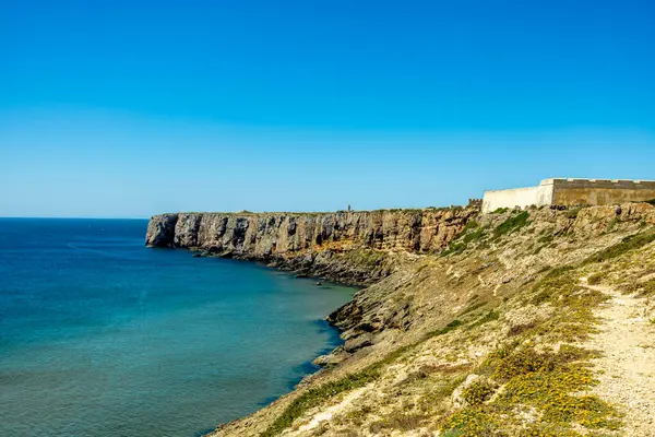 Sagres-Portekiz liman kasabasının kapılarındaki güzel Algarve 'de yaz yürüyüşü.
