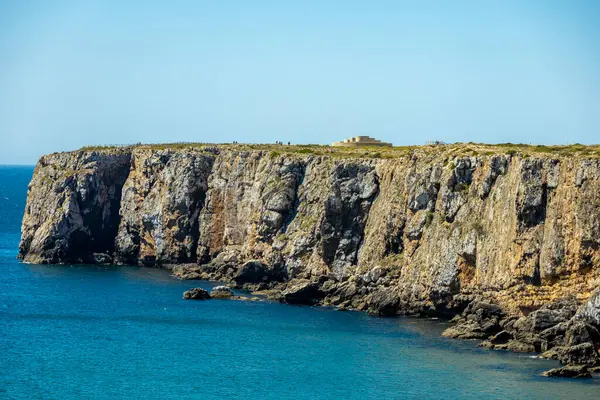 Sagres-Portekiz liman kasabasının kapılarındaki güzel Algarve 'de yaz yürüyüşü.