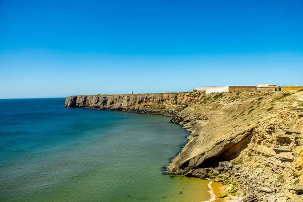 Sagres-Portekiz liman kasabasının kapılarındaki güzel Algarve 'de yaz yürüyüşü.