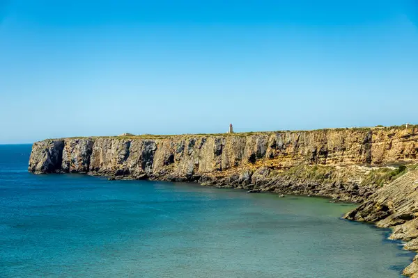 Sagres-Portekiz liman kasabasının kapılarındaki güzel Algarve 'de yaz yürüyüşü.