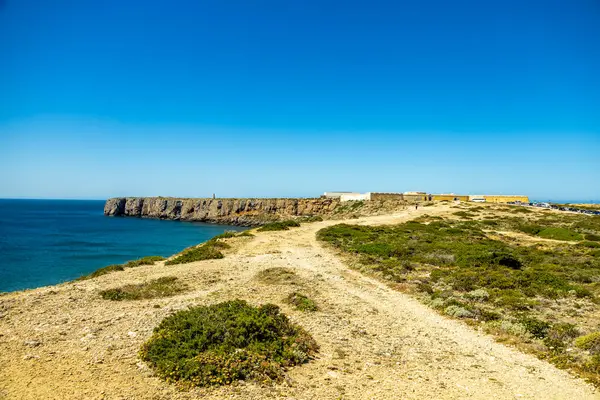 Sagres-Portekiz liman kasabasının kapılarındaki güzel Algarve 'de yaz yürüyüşü.
