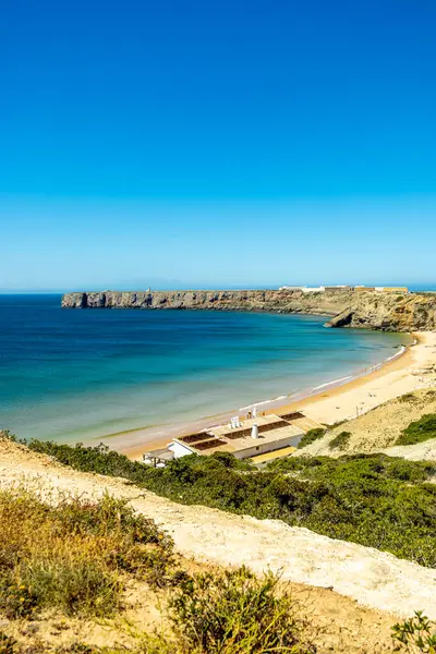 Sagres-Portekiz liman kasabasının kapılarındaki güzel Algarve 'de yaz yürüyüşü.